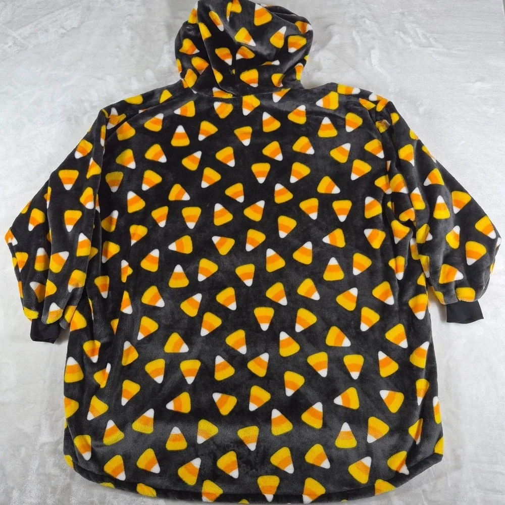 Throwzy By Marlo Lorenz Blanket Pullover Women's One Size‎ Halloween Candy NWT